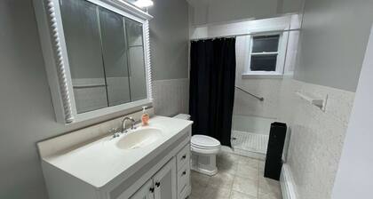 3 BR Apartment Near Wesleyan 202