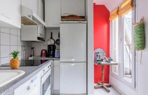 Microwave, dishwasher, coffee/tea maker, electric kettle - A TIMELESS CHARM OF PARISIAN LIVING, IN THE CITY’S ICONIC - ILE DE LA CITÉ (Paris)