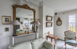 TV - A TIMELESS CHARM OF PARISIAN LIVING, IN THE CITY’S ICONIC - ILE DE LA CITÉ (Paris)