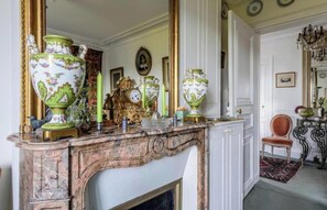 Interior - A TIMELESS CHARM OF PARISIAN LIVING, IN THE CITY’S ICONIC - ILE DE LA CITÉ (Paris)