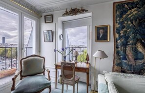 TV - A TIMELESS CHARM OF PARISIAN LIVING, IN THE CITY’S ICONIC - ILE DE LA CITÉ (Paris)
