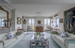 TV - A TIMELESS CHARM OF PARISIAN LIVING, IN THE CITY’S ICONIC - ILE DE LA CITÉ (Paris)