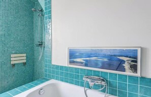 Shower, hair dryer, towels, soap - A TIMELESS CHARM OF PARISIAN LIVING, IN THE CITY’S ICONIC - ILE DE LA CITÉ (Paris)