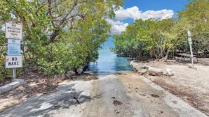 A beach with a sign prohibiting molesting, crawling, and fishing traps. - Villa Nueva (Key Largo)