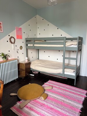 5 habitaciones, tabla de planchar con plancha, internet y ropa de cama 