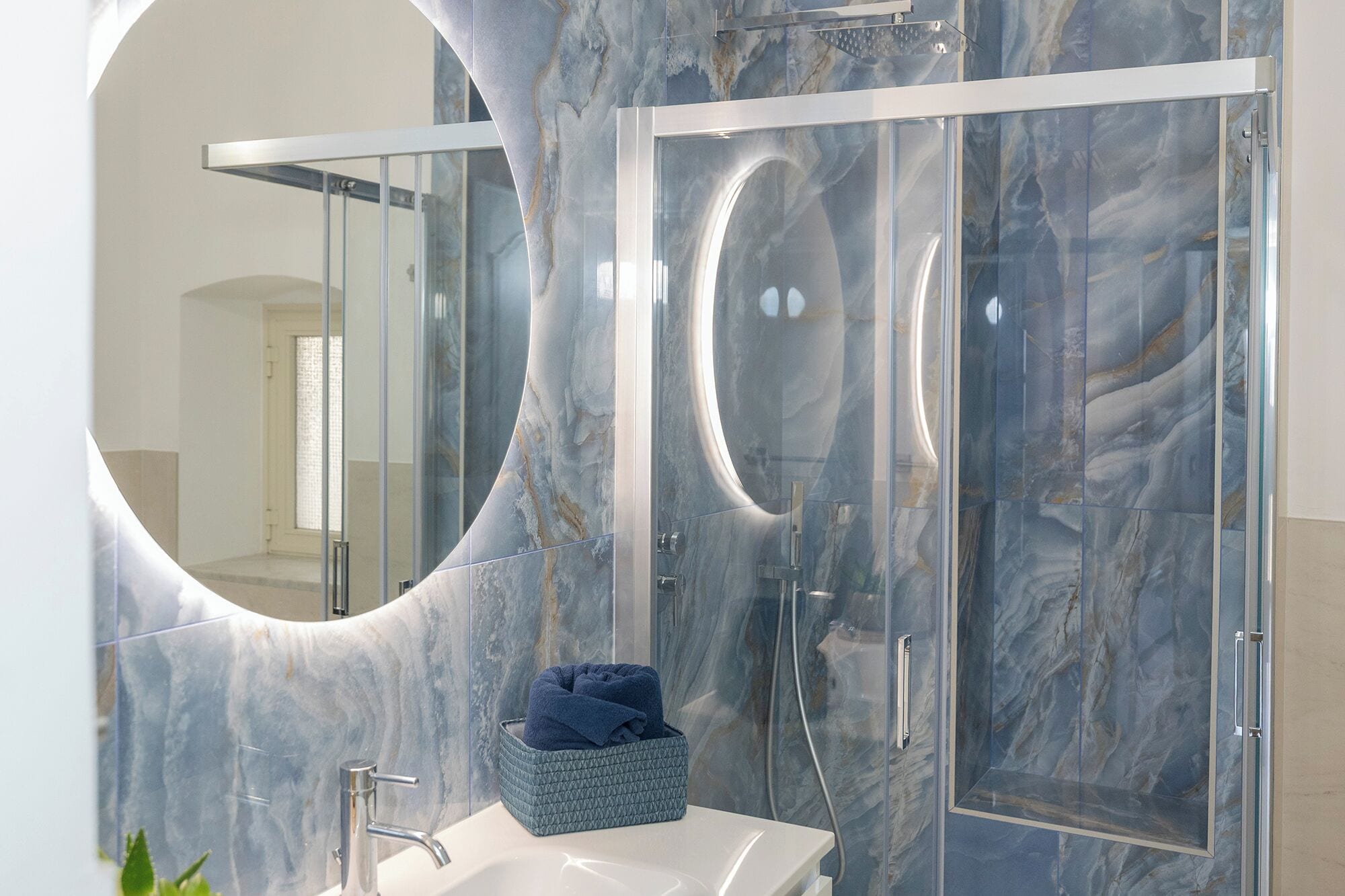Regadera, secadora de cabello, bidet, toallas 