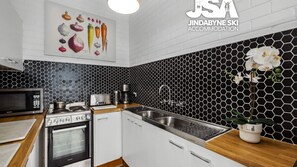 Fridge, microwave, oven, stovetop - The Summit 8 Great Views (Jindabyne)