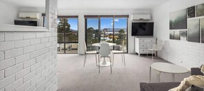 Living area - The Summit 8 Great Views (Jindabyne)