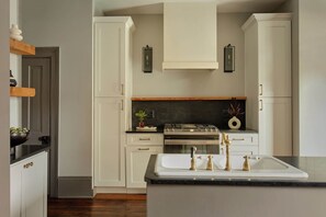 Fridge, microwave, oven, stovetop - Charming Victorian Home | Cocktail Pool (Savannah)