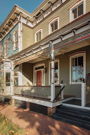 Exterior detail - Charming Victorian Home | Cocktail Pool (Savannah)