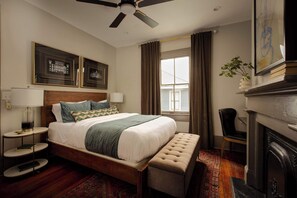4 bedrooms, desk, iron/ironing board, free WiFi - Charming Victorian Home | Cocktail Pool (Savannah)