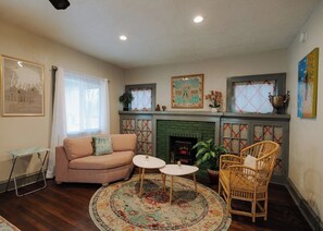 Smart TV, fireplace
