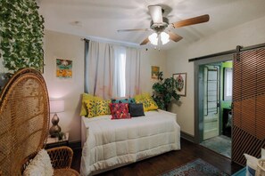 Desk, WiFi, bed sheets - Artistic Retreat Near Stadiums (Kansas City)