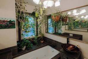 Shower, towels - Artistic Retreat Near Stadiums (Kansas City)