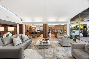 Smart TV, fireplace, ping pong - Frank Lloyd Wright Inspired Villa in Scottsdale - Pool, Hot Tub & Sunken Firepit (Scottsdale)