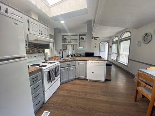 Private cozy quiet Two bedroom two bath with jacuzzi tub