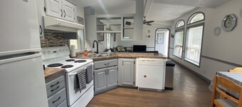 Private cozy quiet Two bedroom two bath with jacuzzi tub