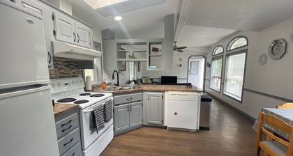 Private cozy quiet Two bedroom two bath with jacuzzi tub