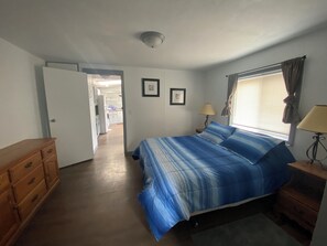 2 bedrooms, free WiFi, bed sheets - Private cozy quiet Two bedroom two bath with jacuzzi tub (Grand Forks)