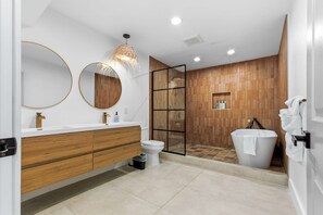Een douche, een haardroger, handdoeken, shampoo