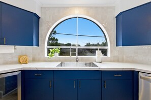 Fridge, microwave, oven, stovetop - Outdoor Oasis • Poolside Movie Nights • Sleeps 16 (San Antonio)