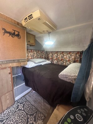Room - Cozy 1-bedroom camper in excellent Kansas City with AC (Kansas City)