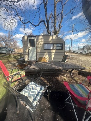 Outdoor dining - Cozy 1-bedroom camper in excellent Kansas City with AC (Kansas City)