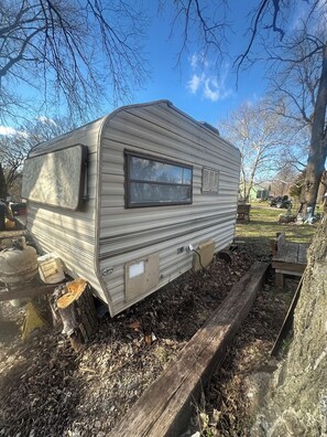 Property grounds - Cozy 1-bedroom camper in excellent Kansas City with AC (Kansas City)