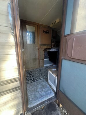 Room - Cozy 1-bedroom camper in excellent Kansas City with AC (Kansas City)
