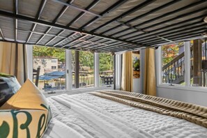 4 bedrooms, desk, iron/ironing board, travel cot - The Breakaway on Lake Hamilton | Hot Tub, Kayaks! (Hot Springs National Park)