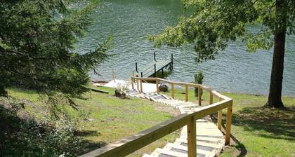 Lakefront-Private Cozy Cottage with Beautiful Views Directly on Lake Lure!