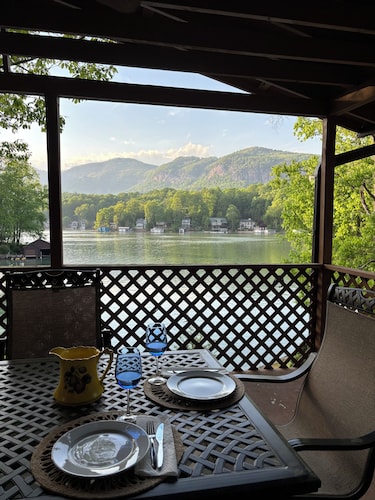 Lakefront-Private Cozy Cottage with Beautiful Views Directly on Lake Lure!