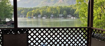 Lakefront-Private Cozy Cottage with Beautiful Views Directly on Lake Lure!