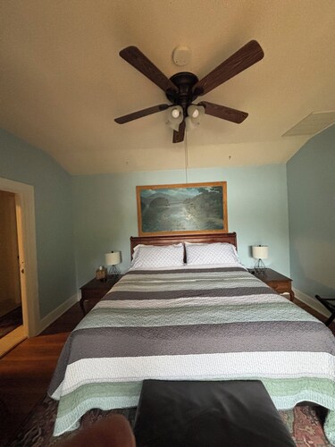Lakefront-Private Cozy Cottage with Beautiful Views Directly on Lake Lure!