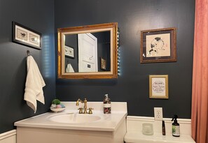 Hair dryer, towels, soap, toilet paper - Charming Vintage Rabbit Farmhouse Escape (Rochester)