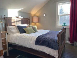 4 bedrooms, iron/ironing board, internet, bed sheets - Charming Vintage Rabbit Farmhouse Escape (Rochester)