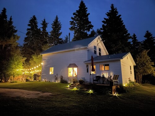 Charming Vintage Rabbit Farmhouse Escape