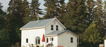 Charming Vintage Rabbit Farmhouse Escape