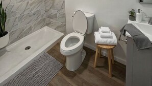 Un baño moderno con bañera, inodoro y lavabo.