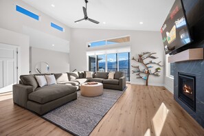 Smart TV, fireplace - Garden of Eden (B12 |Hot Tub| Ski |Near Powder Mtn (Eden)