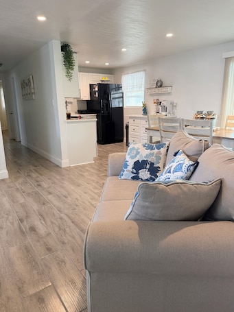 Smart TV. Serene 3-bedroom house with AC in enchanting Orlando