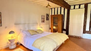5 Schlafzimmer, Schreibtisch, Bügeleisen/Bügelbrett, Reisekinderbett
