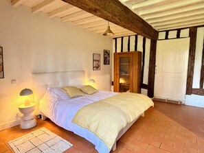 5 habitaciones, escritorio y tabla de planchar con plancha 