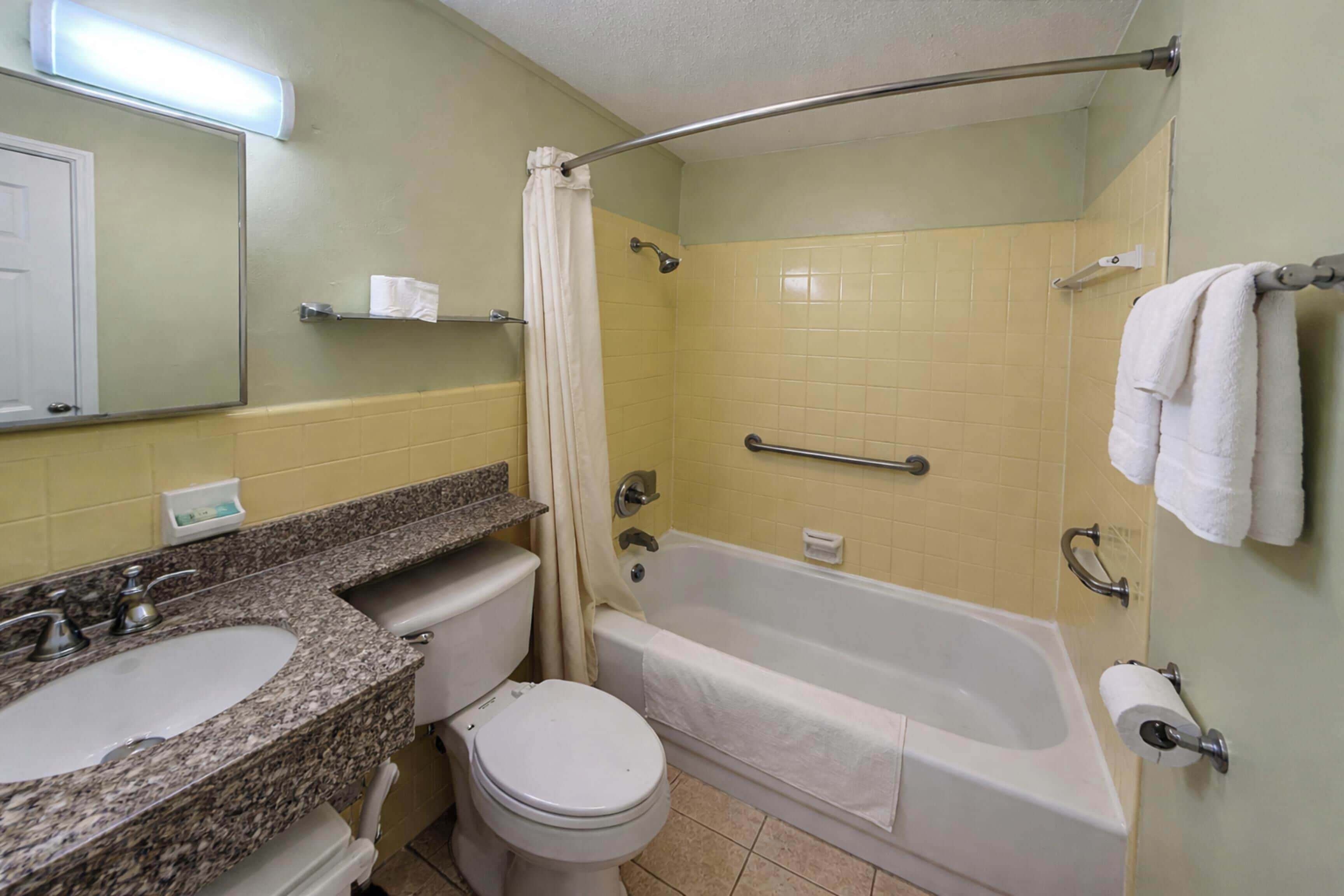 Habitación, 2 camas Queen size, para no fumadores | Baño | Amenidades de baño gratuitas y toallas 
