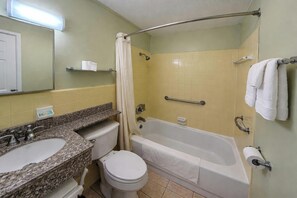Zimmer, 2 Queen-Betten, Nichtraucher | Badezimmer
