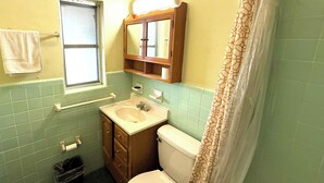 Ein Badezimmer mit Toilette, Waschbecken und Spiegel.