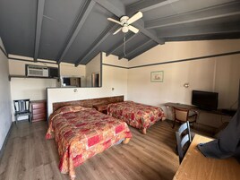 Escritorio, wifi gratis y ropa de cama 