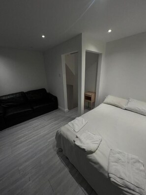 Room - Oyo Northbrook Apartments (Ilford)
