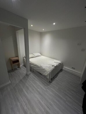 Deluxe Double Studio | Free WiFi, bed sheets, wheelchair access - Oyo Northbrook Apartments (Ilford)