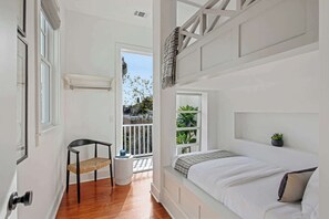 5 bedrooms, desk, iron/ironing board, free WiFi - Savannah 5BR Retreat | Hot Tub | Near Forsyth (Savannah)